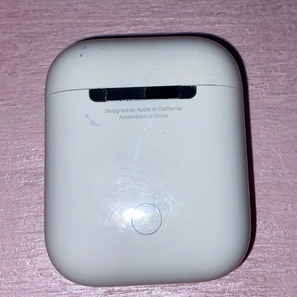 Good condition authentic apple airpod charging case ONLY